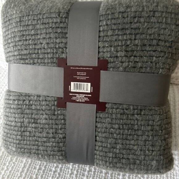 Gray Ribbed Sherpa Throw - NEW with tags - Picture 3 of 3